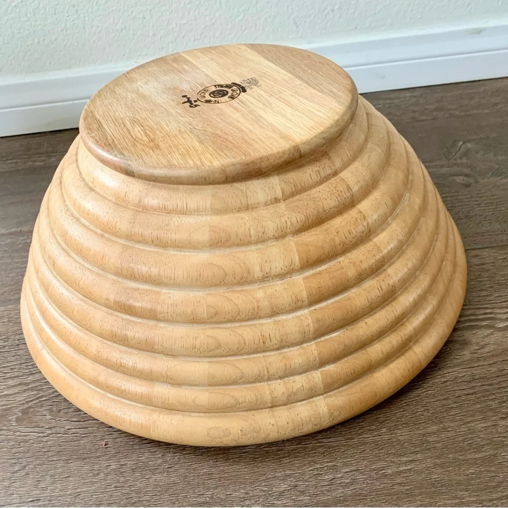 Wooden bowl with 2 spoons